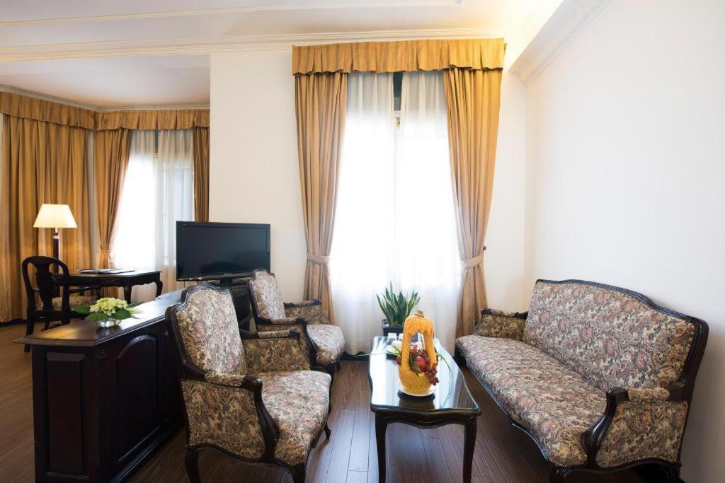 Hoa Binh Hotel Hanoi Buitenkant foto