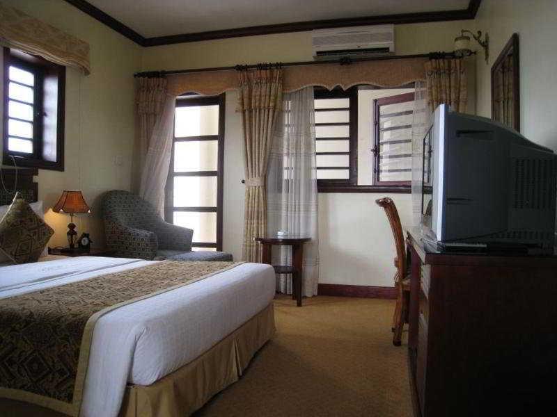 Hoa Binh Hotel Hanoi Buitenkant foto